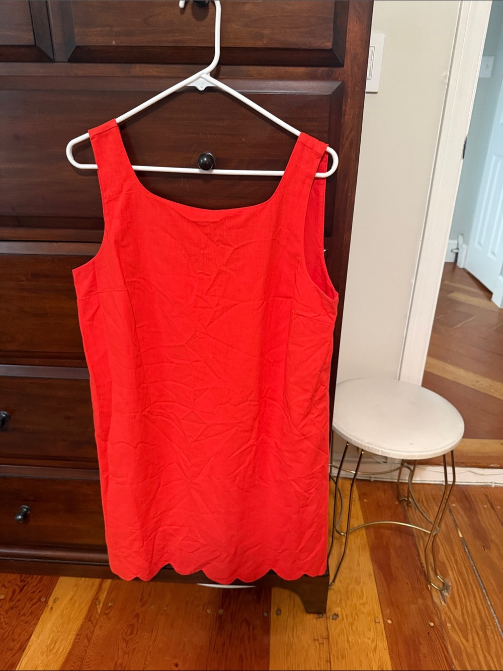 Sleeveless Red Scallop-Hem Shift Dress